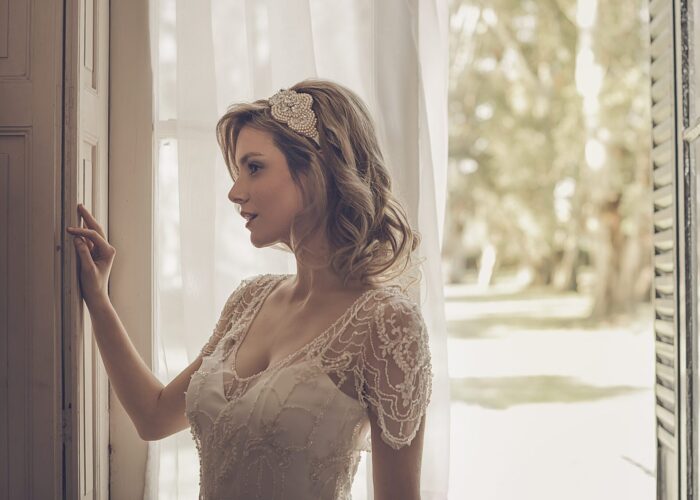 Vestido de novia de tul de seda íntegramente bordado a mano en cristales y perlas