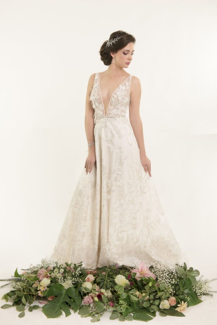 Vestido de Novia Lenna escote profundo de tul bordado