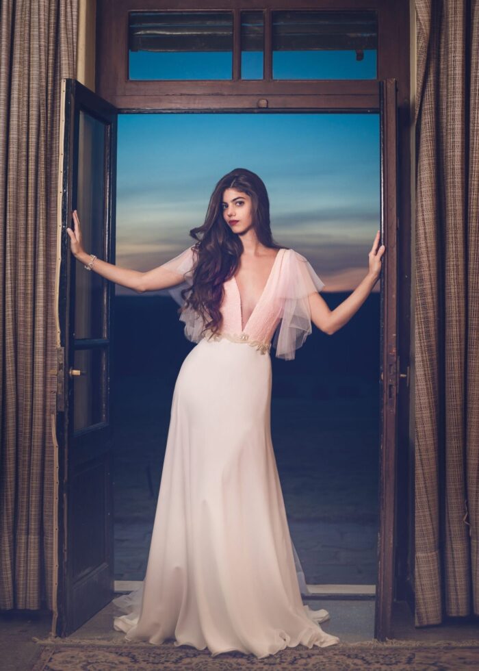 vestido de Novia con detalle rosado en top y mangas de tul de seda