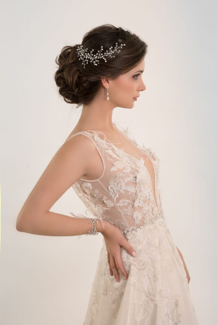 Detalle vestido novia Lenna en transparencias y bordado de cristales