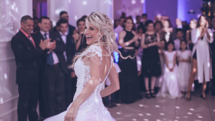 Novia feliz en la fiesta de su casamiento