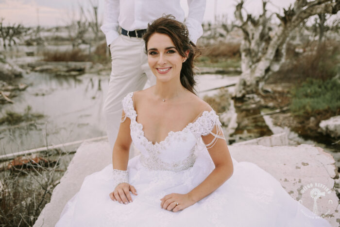 Maravillosa Novia en sesión de post boda en el Lago Epecuén